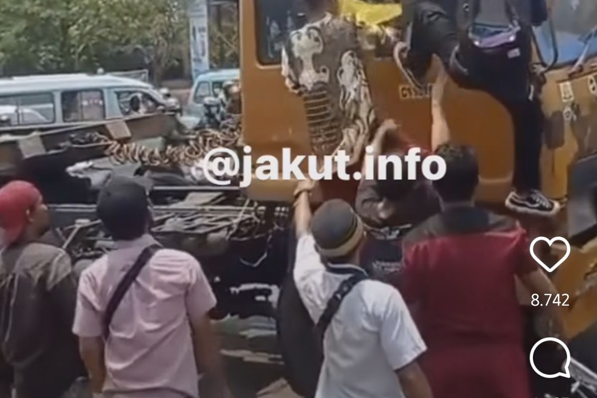 Sebuah video viral di media sosial yang memperlihatkan seorang sopir truk trailer tengah diamuk massa di kawasan Cilincing, Jakarta Utara.  