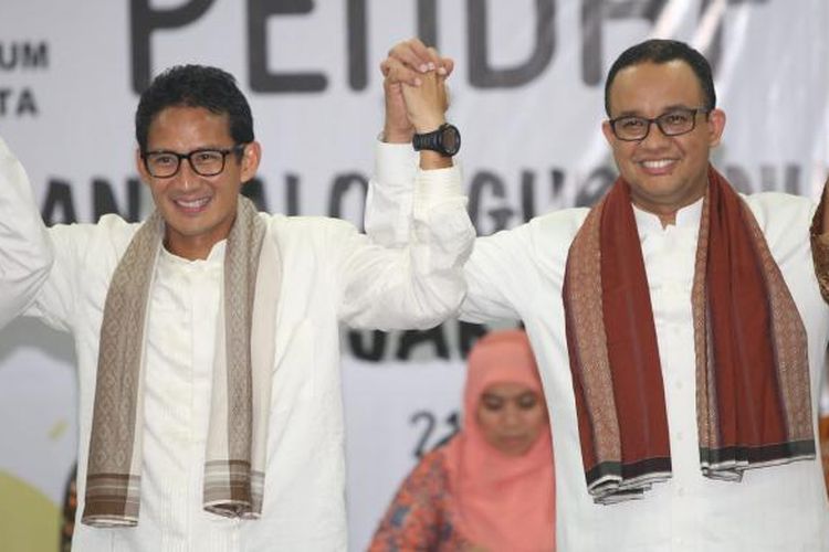 Anies Baswedan dan Sandiaga Uno saat resmi mendaftar di KPU DKI Jakarta, Jumat (23/9/2016) sebagai pasangan bakal cagub dan cawagub Pilkada DKI Jakarta. Mereka diusung oleh Partai Gerindra dan Partai Keadilan Sejahtera.