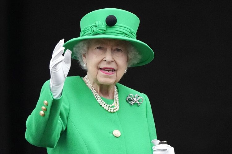 Ratu Elizabeth II melambai ke massa saat perayaan Platinum Jubilee Pageant di Istana Buckingham, London, Minggu (5/6/2022), empat hari terakhir untuk menandai Platinum Jubilee.