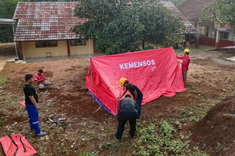 Petugas memasang tenda darurat di daerah yang terdampak bencana alam gempa bumi di Rajapolah, Kabupaten Tasikmalaya, Jawa Barat, Selasa (30/4/2024). 