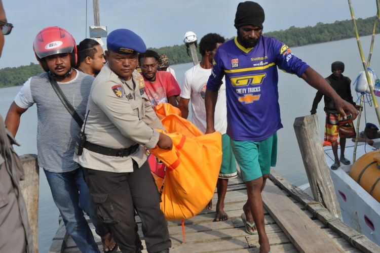 Aparat kepolisian dibantu masyarakat setempat mengevakuasi jenazah korban