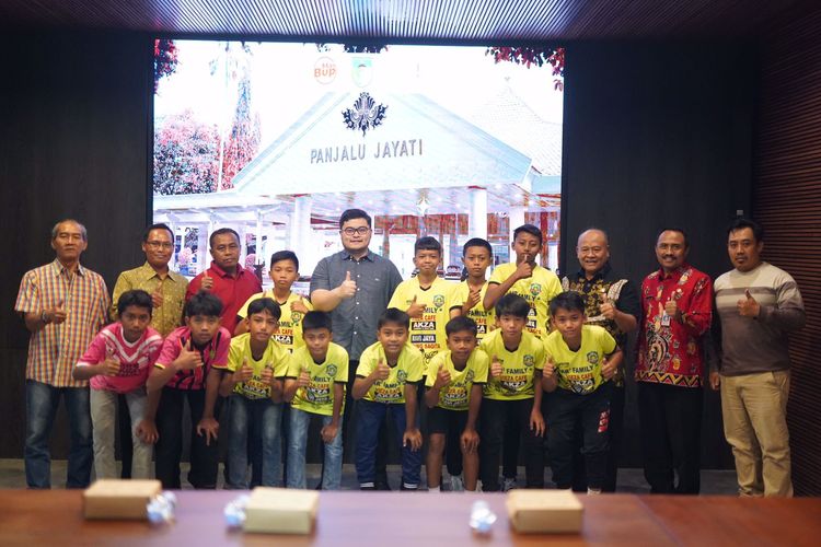 Bupati Kediri Hanindhito Himawan Pramana bersama anak-anak dari SSB Pesantren Baru yang akan bertanding dalam ajang South East Asian Football Talent (SEA FT) di Vietnam di Ruang Pamenang Pemkab Kediri itu, Kamis (14/9/2023).
