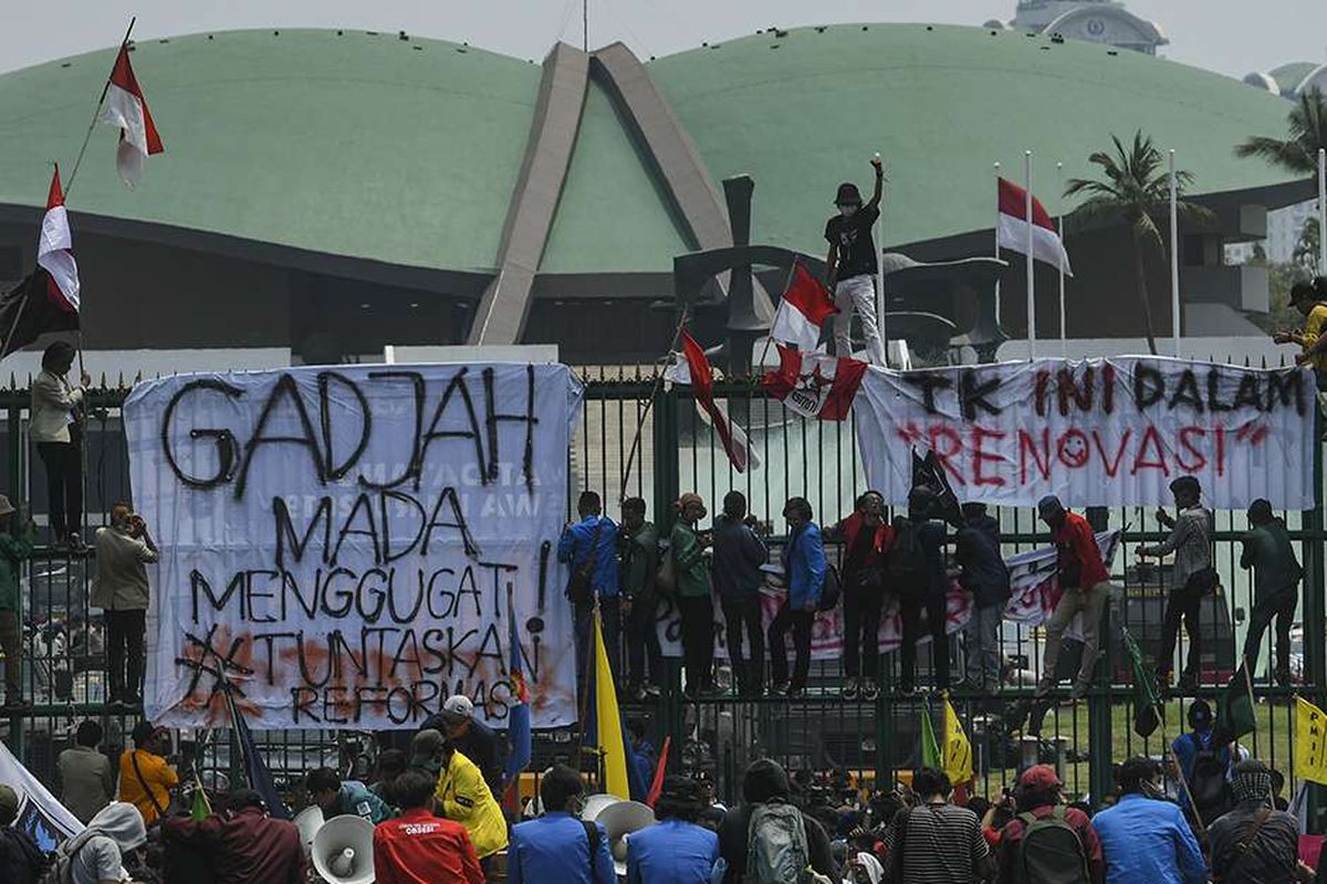 Sejumlah mahasiswa dari berbagai perguruan tinggi di Indonesia berunjuk rasa di depan gedung DPR, Jakarta, Selasa (24/9/2019). Aksi demonstrasi di DPR kembali digelar hari ini sebagai bentuk penolakan segala upaya pelemahan terhadap pemberantasan korupsi serta mendesak pemerintah dan DPR mencabut UU KPK yang sudah disahkan.