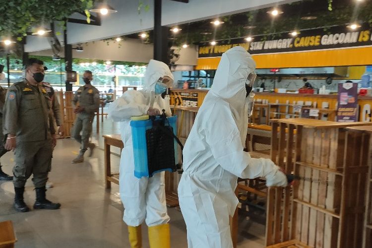 Petugas melakukan penyemprotan disinfektan setelah 9 karyawan dan 5 pengunjung sebuah kafe di Kota Tegal positif Covid-19 hasil tes antigen acak oleh Satgas Covid-19, Kamis (10/2/2022). 