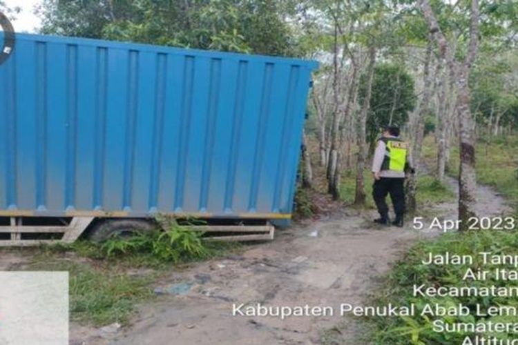 Anggota Polsek Penukal Abab melakukan evakuasi mobil box tersasar di hutan perkebunan karet warga Desa Air Itam Kecamatan Penukal Kabupaten PALI karena mengikuti google maps, Jumat (7/4/2023).