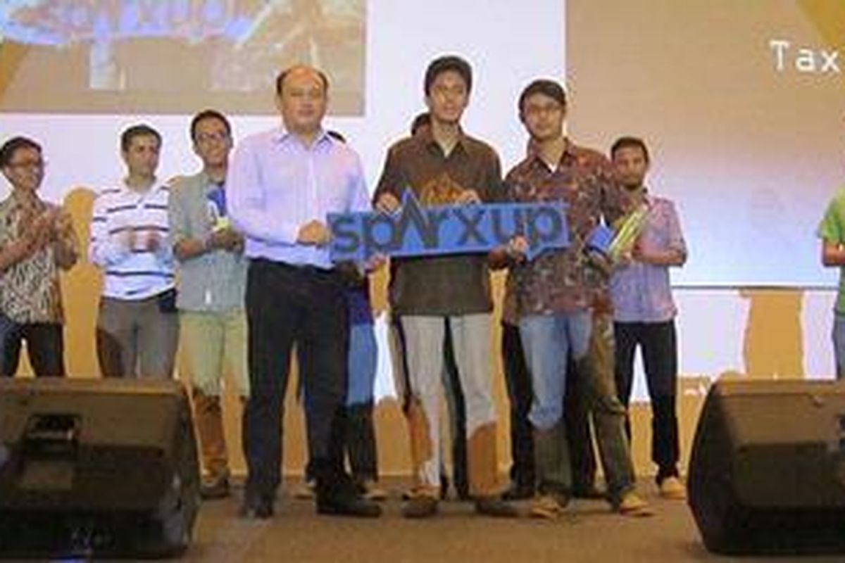 Tim Taxify saat menerima penghargaan Hackathon King di ajang Sparxup 2012. 