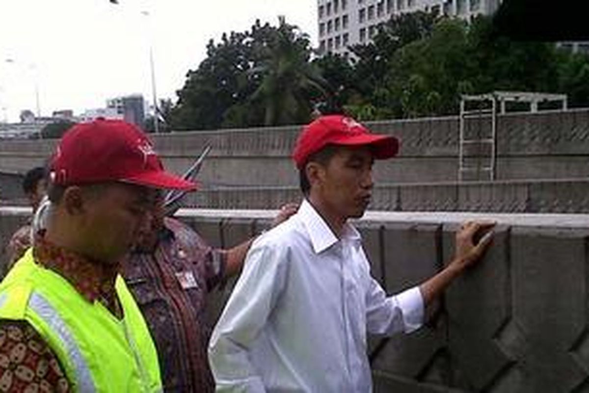 Gubernur DKI Jakarta Joko Widodo bersama Kepala Dinas Pekerjaan Umum DKI Ery Basworo dan Wali Kota Jakarta Selatan Anas Effendy uji coba meninjau Jalan Layang Non Tol Antasari-Blok M, Jakarta, Kamis (10/1/2013).