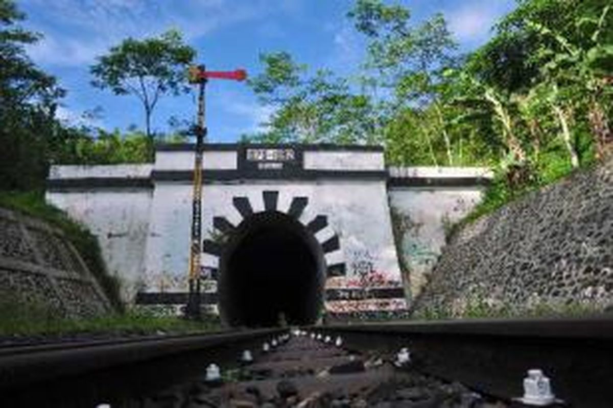 Bangunan terowongan kereta Lampegan yang sudah tidak aktif di Desa Cibokor, Pasir Gunung Keneng, Cianjur, Jawa Barat, Jumat (15/3/2013). Jalur kereta api ini diaktivasi untuk jalur Sukabumi-Cianjur