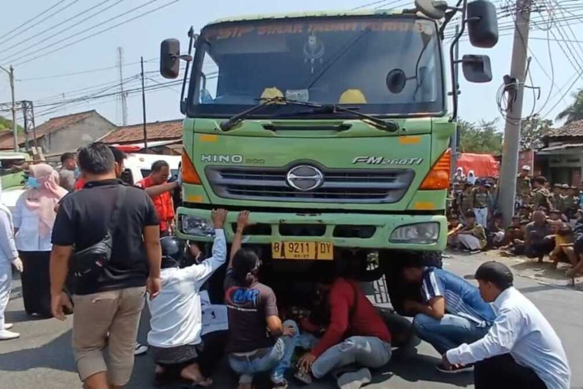 Proses evakuasi korban kecelakaan di Jalan Ring Road Utara, Desa Pilangsari, Kecamatan Ngrampal, Kabupaten Sragen, Jawa Tengah (Jateng), pada Rabu (24/7/2024)