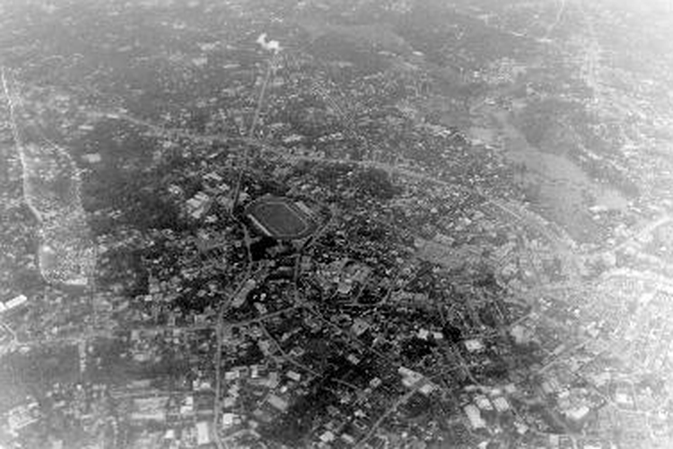 Ilustrasi: Stadion Teladan, Medan, difoto dari udara pada 1983.