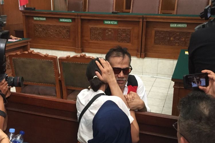 Tio Pakusadewo memeluk anaknya, Patrisha Beatrice Pakusadewo, sebelum menjalani sidang putusan di PN Jakarta Selatan, Selasa (24/7/2018).