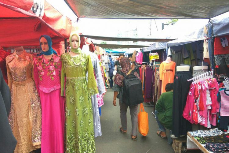 Suasana Jalan Jatibaru Raya yang dipadati pedagang kaki lima (PKL), Jumat (9/3/2018).