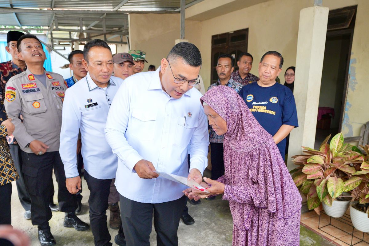 Wakil Menteri Agraria dan Tata Ruang/Wakil Kepala Badan Pertanahan Nasional (Wamen ATR/Waka BPN), Ossy Dermawan, menyerahkan secara langsung 65 Sertipikat Elektronik kepada masyarakat Kabupaten Semarang. Penyerahan dilakukan secara door to door sebagai bentuk pendekatan personal kepada masyarakat. Di momen tersebut, Wamen Ossy menegaskan bahwa Sertipikat Elektronik jauh lebih aman dibandingkan sertipikat konvensional.