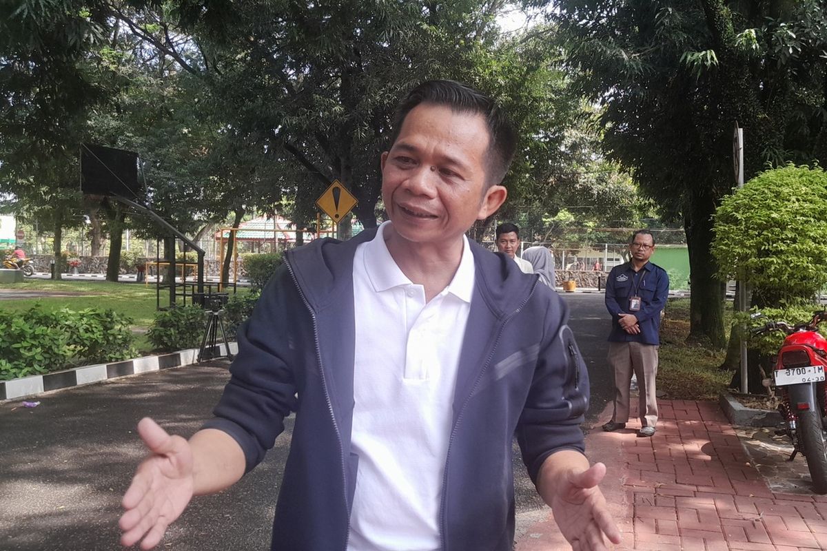 Bupati Purwakarta Saepul Bahri Binzein atau Om Zein saat menengok siswa yang mengikuti penguatan karakter di Resimen Artileri Medan 1 Sthira Yudha, Batalyon Artileri Medan 9, Purwakarta, Jawa Barat, Sabtu (3/5/2025).