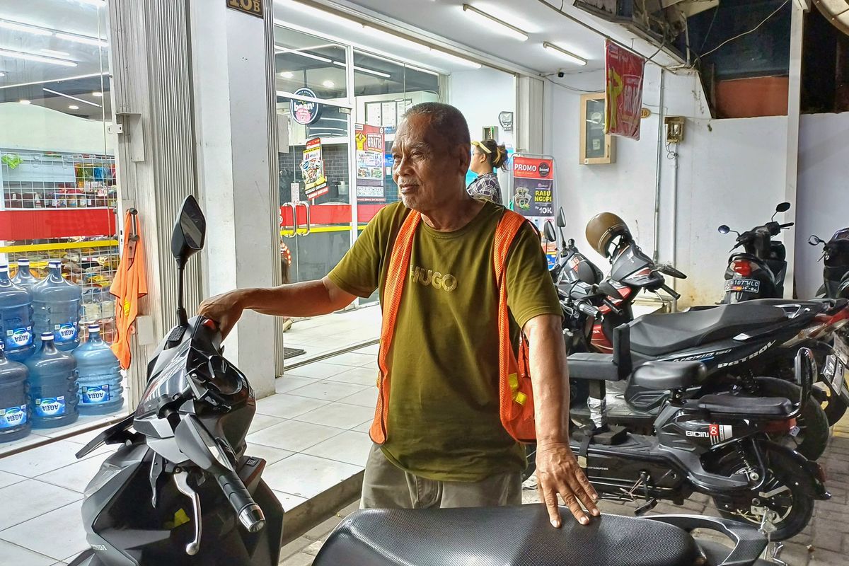 Taufik (66), juru parkir (jukir) liar di minimarket kawasan Kebayoran Baru, Jakarta Selatan, Rabu (8/5/2024).