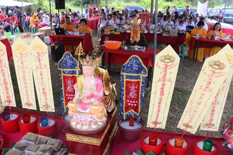 Sejumlah warga Tionghoa mengikuti Tradisi Ceng Beng, di Makam Kutiong, Kecamatan Harjamukti, Kota Cirebon, Sabtu (6/4/2019). Mereka berharap perhatian pemerintah terhadap makam Kutiong dapat ditingkatkan. 