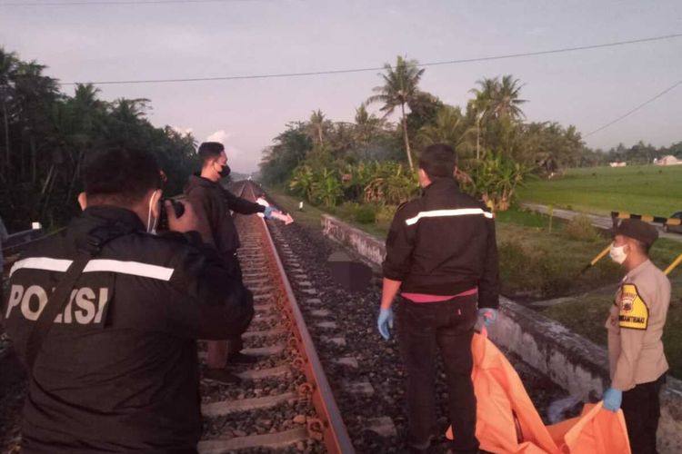Evakuasi korban tersambar KA di KM 469+8/9 petak Prembun-Butuh, Desa Tunggalroso, Kecamatan Prembun, Kabupaten Kebumen, Jawa Tengah, Minggu (18/12/2022).