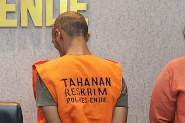 Foto: EN (39) pelaku pemerkosa anak di bawah umur di Kabupaten Ende, NTT mengenakan baju tahanan.