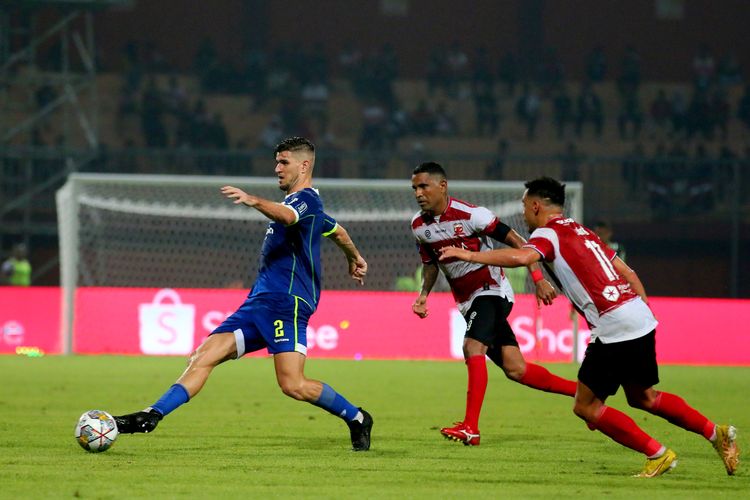 Pemain Persib Bandung Nick Kuipers dijaga ketat pemain Madura United saat pertandingan pekan ke-19 Liga 1 2022-2023 yang berakhir dengan skor 0-1 di Stadion Gelora Ratu Pamelingan Pamekasan, Jumat (20/1/2023) malam.