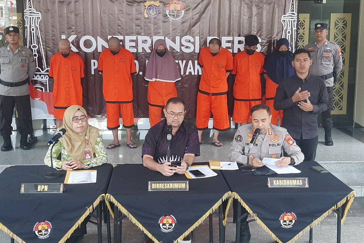 Enam orang tersangka kasus dugaan mafia tanah yang menimpa Mbah Tupon saat dihadirkan dalam jumpa pers di Polda DIY, Jumat (20/06/2025)