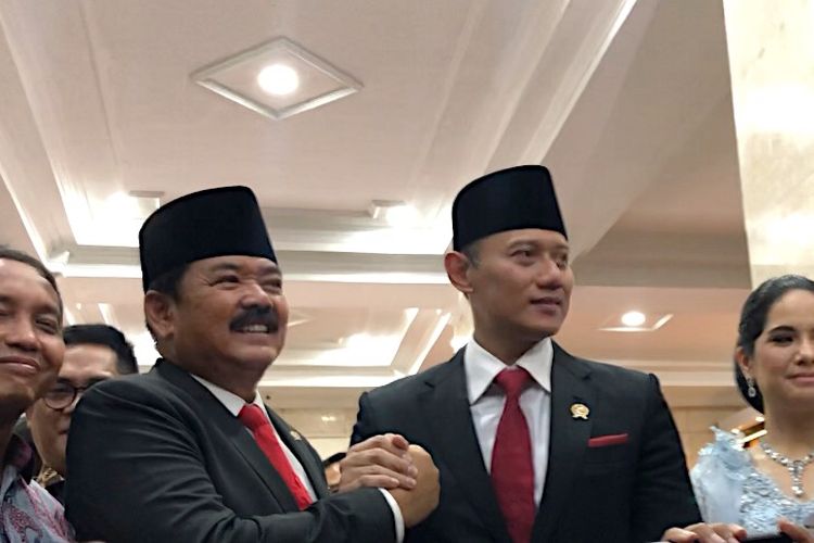 Menkopolhukam Hadi Tjahjanto dan Menteri ATR/BPN Agus Harimurti Yudhoyono (AHY) di kantor Kementerian ATR/BPN, Kebayoran Baru, Jakarta Selatan, Rabu (21/2/2024). 