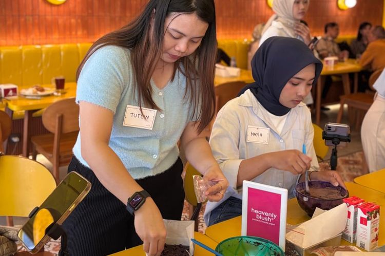 Kelas brownies yang digagas Mayla di Surabaya.