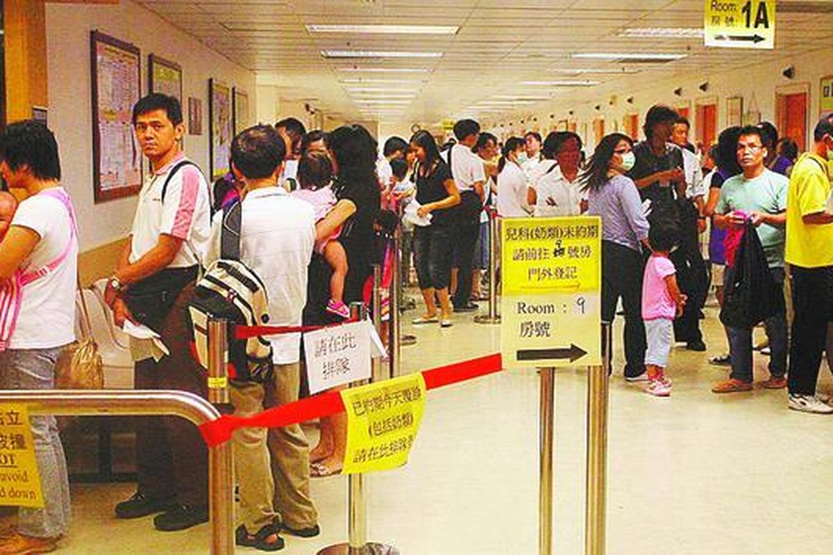 Orangtua mengantre untuk memeriksakan kesehatan bayi mereka di Rumah Sakit Putri Margaret di Hongkong, China, Senin (22/9). Rumah sakit ini menangani pemeriksaan kesehatan atas bayi dan anak yang kemungkinan meminum susu asal China yang tercemar. Sudah 54.000 bayi dan anak di seluruh China sakit setelah meminum susu bubuk tercemar. Seorang anak perempuan berusia 3 tahun di Hongkong dipastikan menderita batu ginjal setelah meminum susu asal China.  