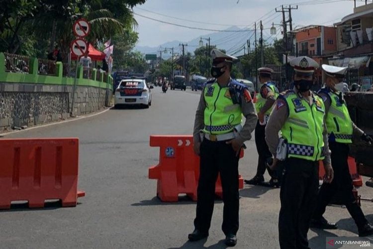 Petugas menutup sementara jalur menuju Puncak-Cianjur, Jawa Barat, sebagai upaya antisipasi macet total di kawasan puncak, seiring tingginya volume kendaraan, Sabtu (15/5/2021).