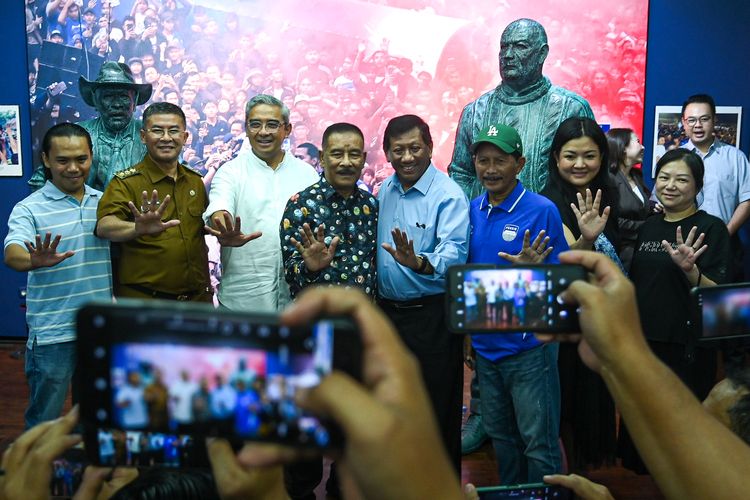 Momen foto bersama antara petinggi Persib Bandung, dan unsur pemerintahan Wakil Gubernur Jawa Barat Erwan Setiawan, Wali Kota Bandung Muhammad Farhan, seniman dan pemilik galery dalam pameran Cultura Persib, di Grey Art Gallery, Jl Braga Bandung, Senin (8/6/2026). 