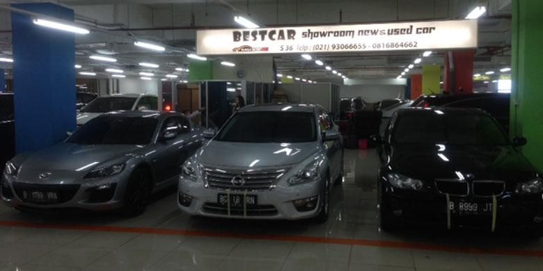 Deretan mobil mewah bekas yang terpajang di showroom Best Car, Mall MGK Kemayoran