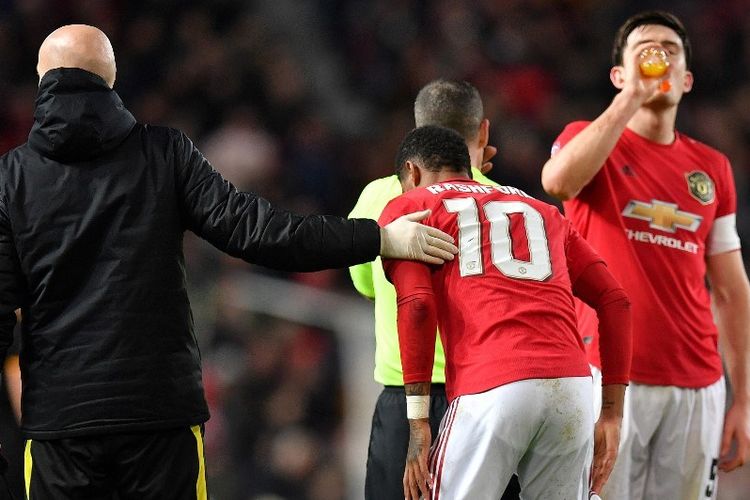 Penyerang Manchester United, Marcus Rashford, mendapat perawatan setelah terjatuh pada laga replay babak ketiga Piala FA kontra Wolverhampton Wanderers di Old Trafford, Manchester, Kamis (16/1/2020) dini hari WIB.