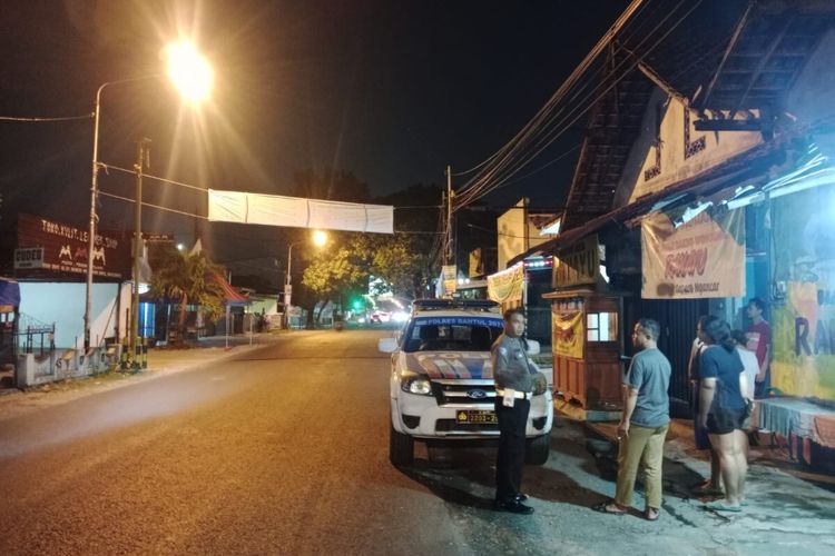 Lokasi pemotor tewas usai menabrak sepanduk di Jalan Imogiri Barat, Bantul, Senin (6/10/2025)