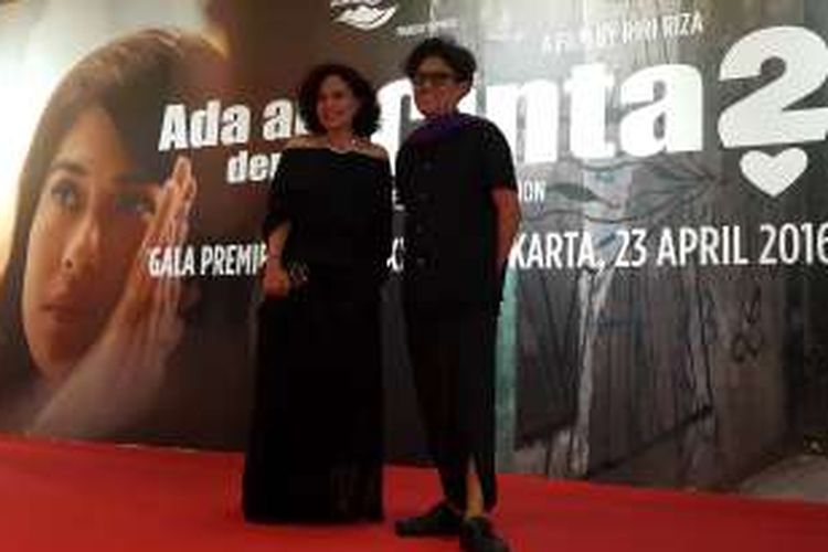 Produser AADC?2 Mira Lesamana dan Sutradara AADC?2 Riri Riza hadir pada gala premiere AADC?2 di Empire Premiere XXI, Yogyakarta, Sabtu (23/4/2016).