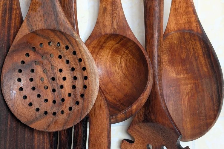 4 Cara Mencuci Alat Masak Kayu Agar Tak Cepat Rusak