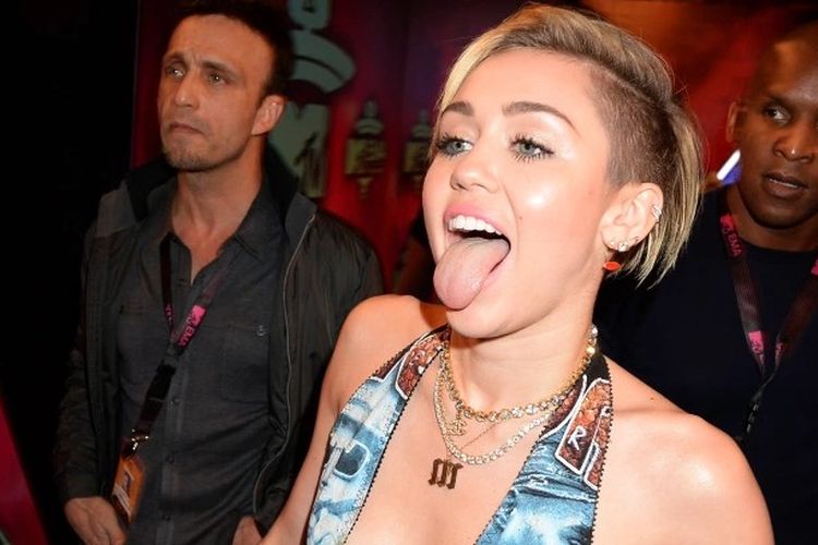 Miley Cyrus mengasuransikan lidah sebagai aset penting.