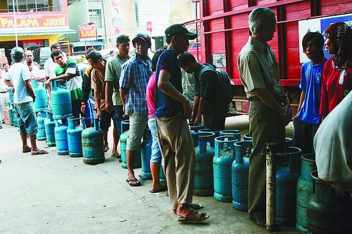 Ratusan orang antre di agen elpiji di Jalan Kapten A Rivai, Palembang, beberapa waktu lalu. Warga Palembang menyerbu agen elpiji karena terjadi kelangkaan elpiji di pengecer setelah kenaikan harga.  