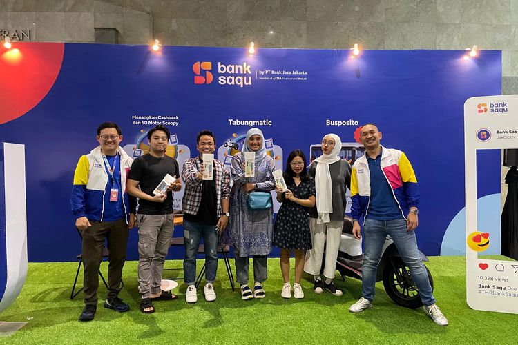 Foto bersama para pemenang multiple giveaways di booth Bank Saqu, JakCloth JCC Senayan, Minggu (7/4/2024).