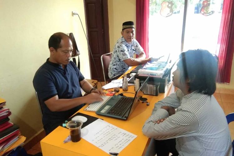 SD (26) pelaku tindakan tidak senonoh yang menghebohkan warga Prabumulih menjalani pemeriksaan di Unit PPA Satreskrim Polres Prabumulih untuk mempertanggungjawabkan perbuatannya.