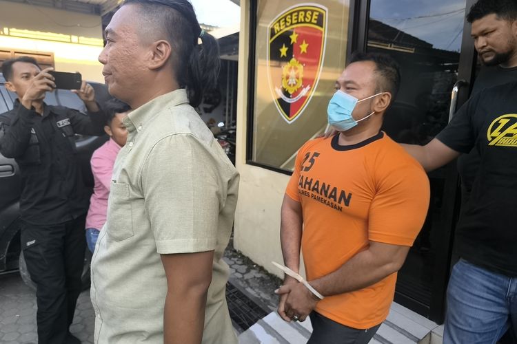 Tersangka penganiayaan kurir JNT, Arif (46), warga Desa Laden, Kec. Pamekasan digiring ke ruang tahanan Polres Pamekasan, Rabu (2/7/2025) sore pukul 17.00.