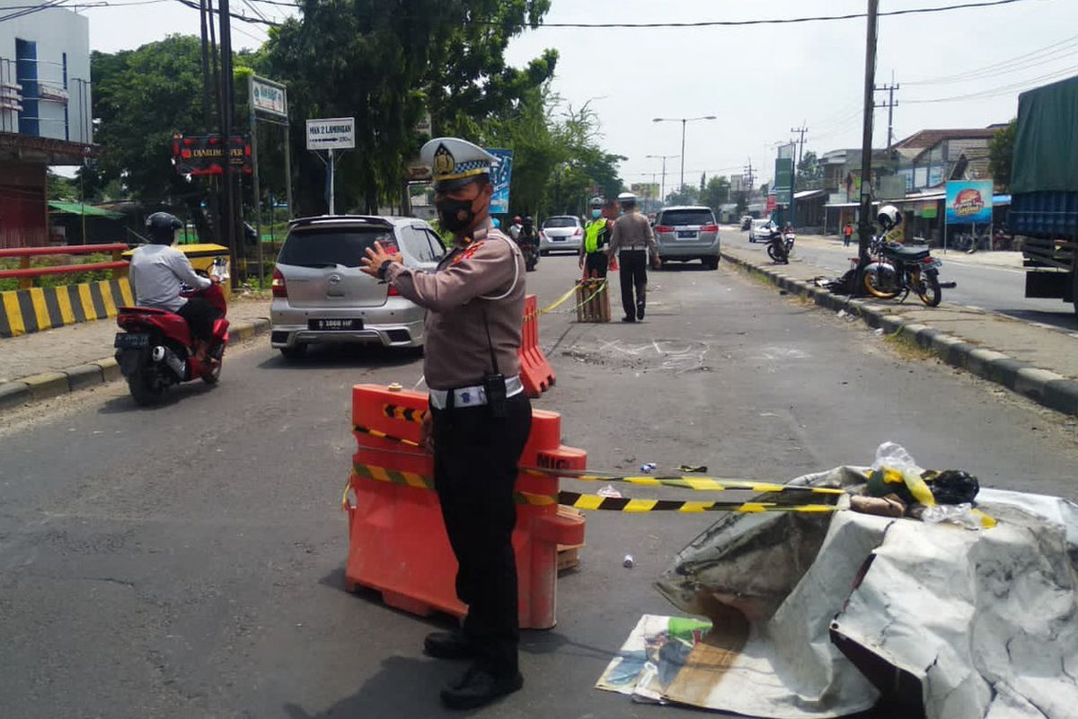 Pihak kepolisian bersiaga mengatur laju kendaraan di lokasi jembatan ambles yang berada di jalur poros nasional Lamongan-Babat, yang termasuk wilayah Desa Plaosan, Kecamatan Babat, Lamongan, Jawa Timur, Jumat (4/11/2022).