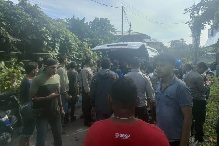 Jasad seornag mahasiswa yang ditemuakn di sebuah rumah kosong di Kelurahan Tihu, kecamatan Teluk Ambon, kota Ambon dibawa dengan mobil ambulans ke rumah sakit, Senin (19/9/2022)