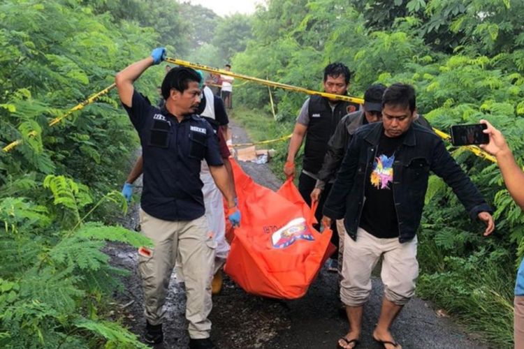 Polisi membawa jasad pria yang diduga korban pembunuban di pinggir Jalan Inspeksi Kampung, Desa Bendung, Kecamatan Tanara, Kabupaten Serang, Banten. Senin (25/3/2024).