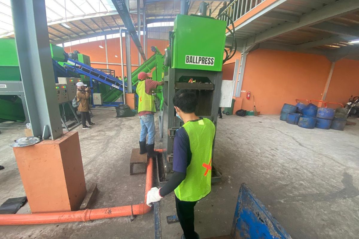 Tempat Pengolahan Sampah Terpadu (TPST) Santiong di Kelurahan Cipageran, Kecamatan Cimahi Utara, Kota Cimahi, Jawa Barat, Senin (22/4/2024).