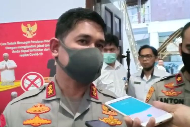 Kapolda Sultra Irjen Pol Merdisyam saat diwawancara sejumlah wartawan di rumah jabatan gubernur Sultra