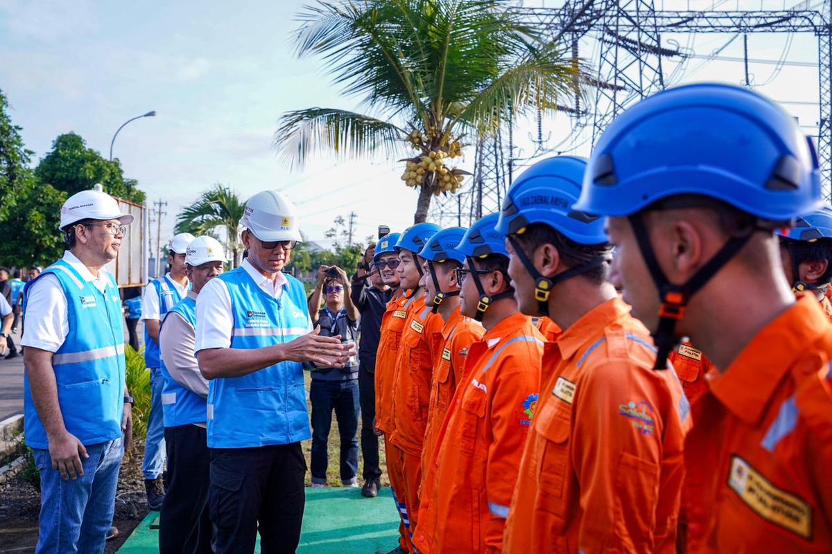 Direktur Utama PLN, Darmawan Prasodjo (keempat dari kiri), didampingi Direktur Legal dan Manajemen Human Capital PLN, Yusuf Didi Setiarto (ketiga dari kiri), dan General Manager PLN UIT Jawa Bagian Timur, Handy Wihartady (kiri) saat memberikan arahan langsung kepada petugas siaga di GITET 500 kV Pedan, Klaten, Jawa Tengah. Secara nasional, 69 ribu personel disiagakan untuk menjaga keandalan pasokan listrik selama periode Nataru 2025/2026, seiring cuaca ekstrem yang terjadi pada periode ini.