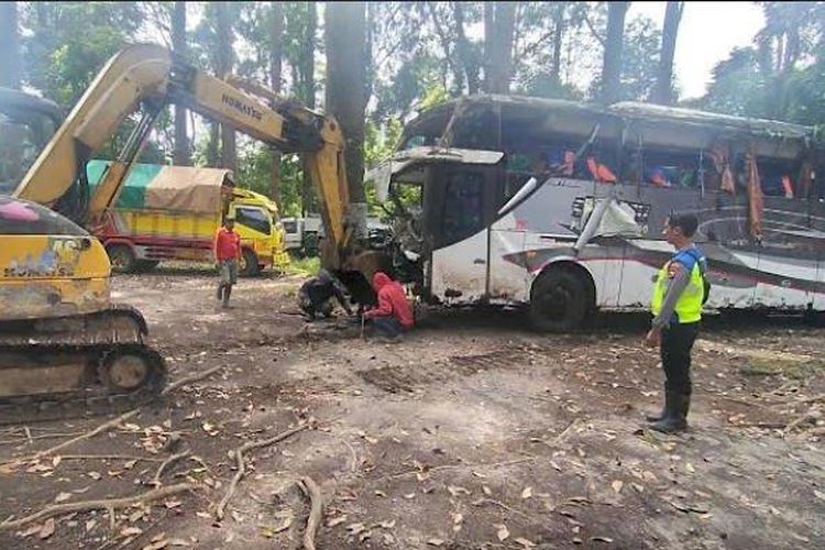 Bangkai bus pariwisata saat dievakuasi dari dasar jurang di Jalan Raya Tawangmangu, Kelurahan Sarangan, Kecamatan Plaosan, Kabupaten Magetan, Kamis (8/12/2022).
