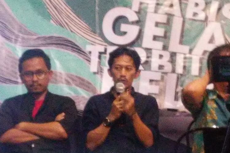 Direktur Koordinasi KontraS Feri Kusuma (tengah) saat memberikan keterangan pers soal HAM di kawasan Wahid Hasyim, Jakarta Pusat, Kamis (17/10/2019).