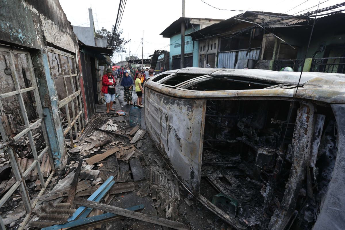 Sisa-sisa bangkai mobil di Kampung Tanah Merah usai kebakaran Depo Pertamina Plumpang, Koja, Jakarta Utara, Sabtu (4/3/2023). Kebakaran ini mengakibatkan 17 orang meninggal dunia dan 51 orang luka-luka.