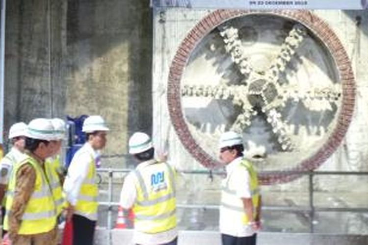 Presiden Joko Widodo meninjau proyek pembangunan stasiun bawah tanah MRT, di Senayan, Jakarta, Rabu (23/12/2015).