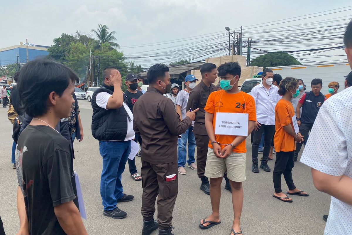 Tiga pelaku pengeroyokan terhadap polisi melakukan adegan rekontruksi di gerbang Serpong Paradise City, Setu, Tangerang Selatan pada Kamis (3/11/2022).